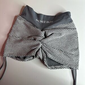 Women’s Pchee Bum gray & white honeycomb scrunch butt shorts size medium 3”